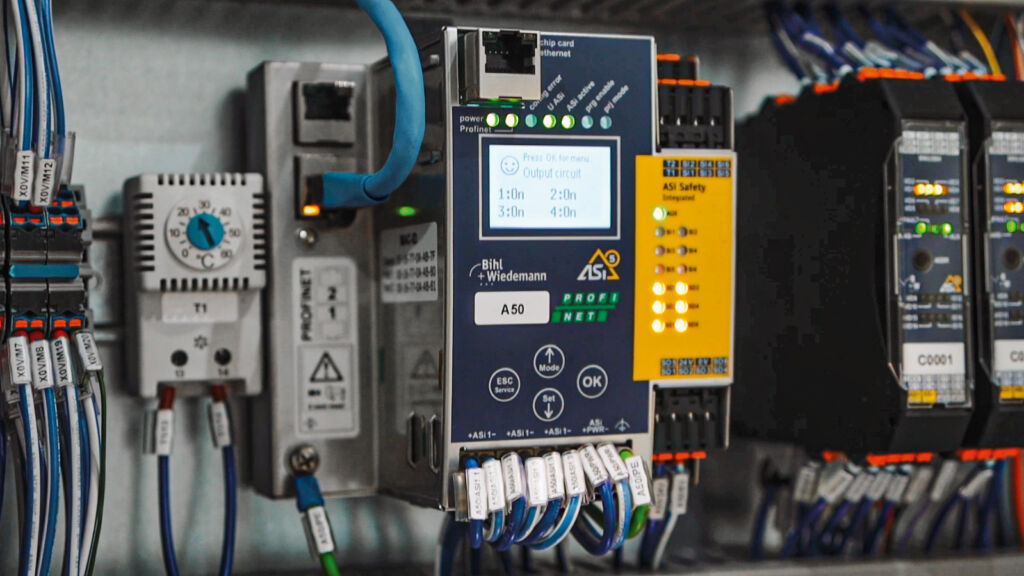 Automatisiert sortiert 2 Das ASi-5/ASi-3-Profinet-Gateway BWU3862 mit integriertem
Sicherheitsmonitor (links) und selbstkonfigurierende I/O-Module
ASi-5 BWU3884 in IP20 (rechts) von Bihl+Wiedemann.