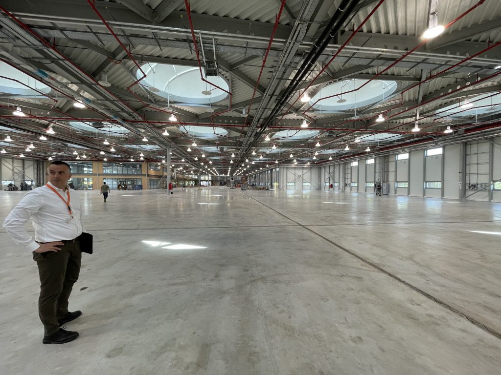 Garantieversprechen ausgeweitet 2 Der Neubau führt das offene und flexible Konzept der bestehenden Fabrik fort und bietet viel Platz.