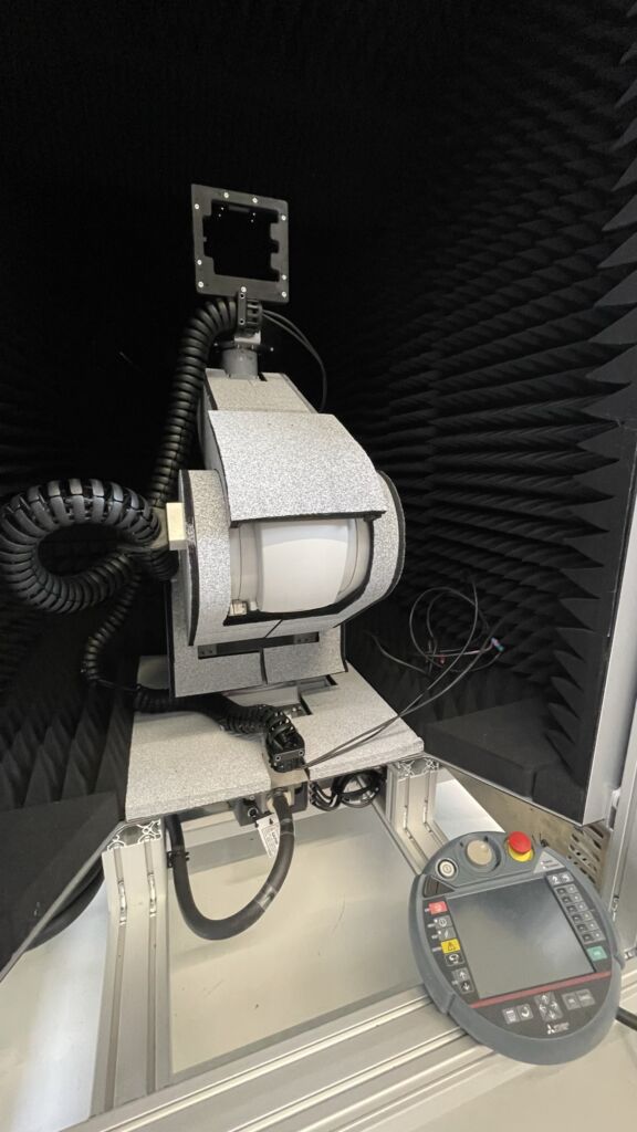 Messen mit dem Roboter 2 Der Industrieroboter aus der Serie Melfa-FR von Mitsubishi bewegt den Prüfling in der Testkammer hochpräzise und in Echtzeit.