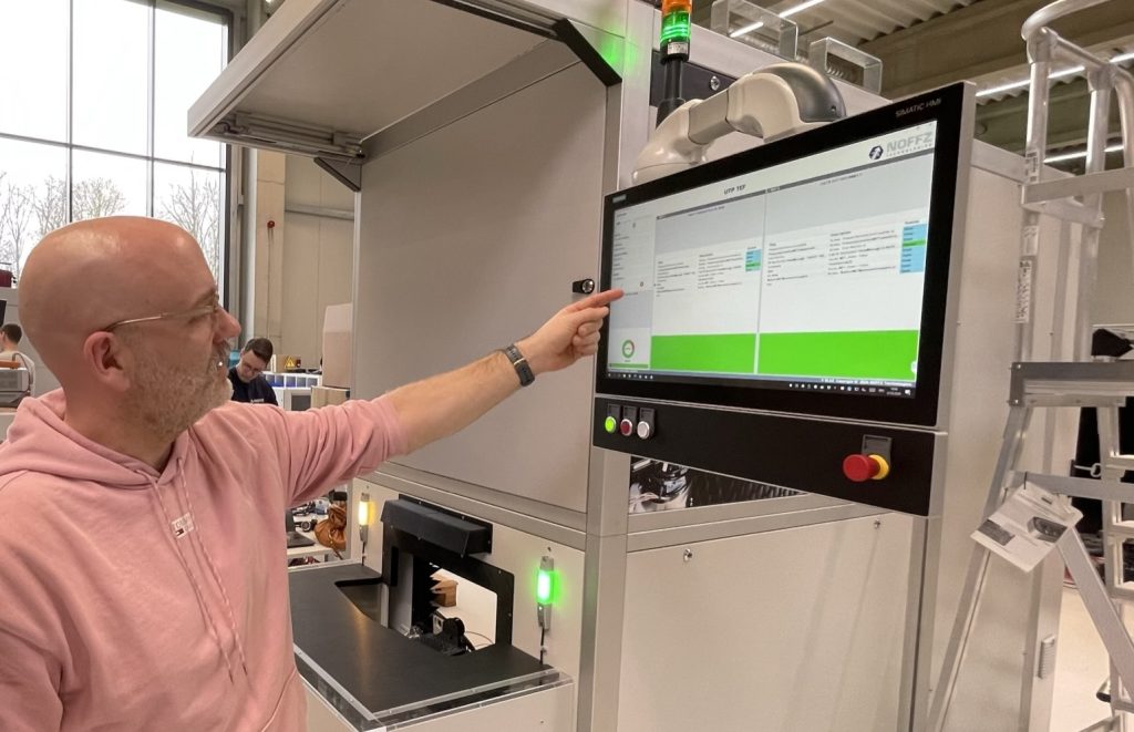 Messen mit dem Roboter 3 "Der Test- und Kalibriervorgang kann über ein Touchdisplay parametriert und gestartet werden", erklärt Martin Nieskens, Team Leader ADAS System Design bei Noffz.