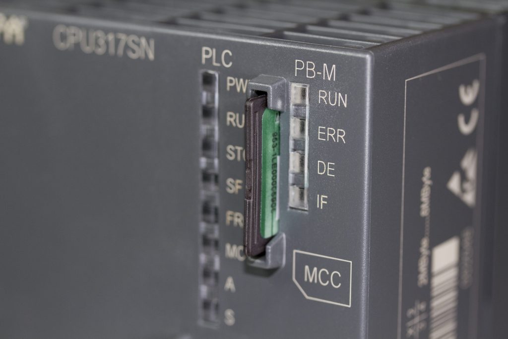 Retrofit für Simatic S7 und Co. 2 Die 300S-CPU-Familie
bietet nicht nur hohe
Rechenleistung und
Geschwindigkeit,
sondern auch vielfältige
Schnittstellen.