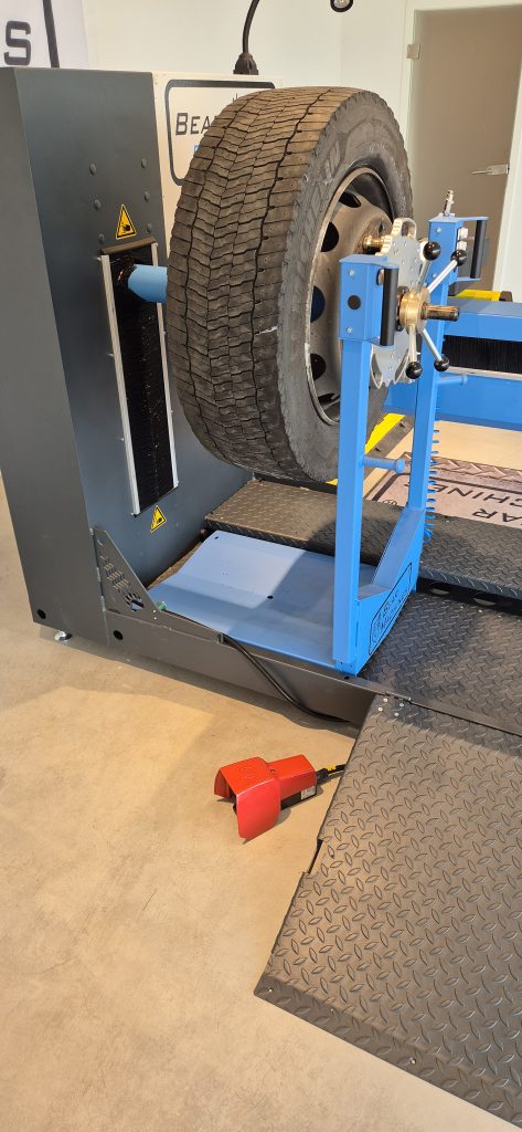 Ein Tritt, mehr Sicherheit 1 Der Zustimmfußschalter von Bernstein ermöglicht, dass der Bediener an der Maschine Bear-Cut während der Bearbeitung den Reifen weiter takten kann.