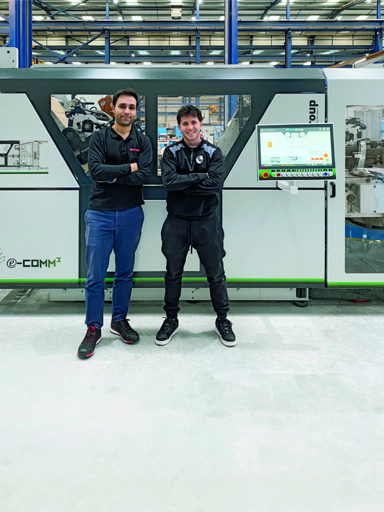 PC-based Control macht die anspruchsvolle Produktion von Versandtaschen effizienter 1 Die Anlage e-Comm³ zur Herstellung nachhaltiger Polsterumschläge lässt sich über
ein kundenspezifisches Control Panel (rechts) von Beckhoff komfortabel bedienen.