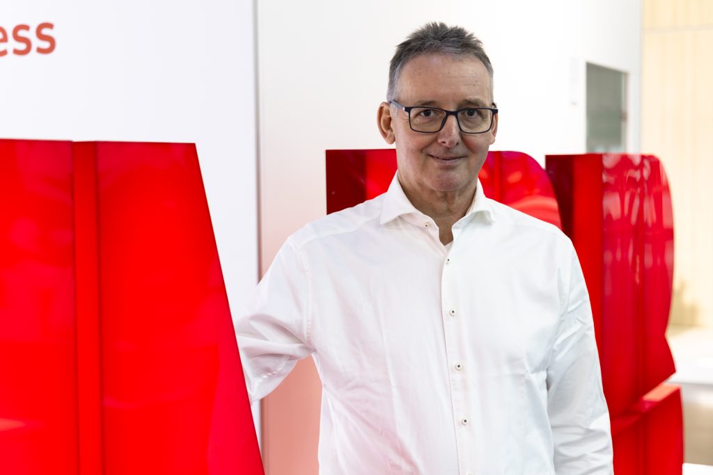 Welche Strategien gibt es zur Zwischenkreisnutzung? 6 Eine höhere Standardisierung der
DC-Netze dürfte in Zukunft einfachere Nutzbarkeit bringen.
Claus-Bernd Thürauf,
ABB Motion DeutschlandEine höhere Standardisierung der
DC-Netze dürfte in Zukunft einfachere Nutzbarkeit bringen.
Claus-Bernd Thürauf,
ABB Motion Deutschland