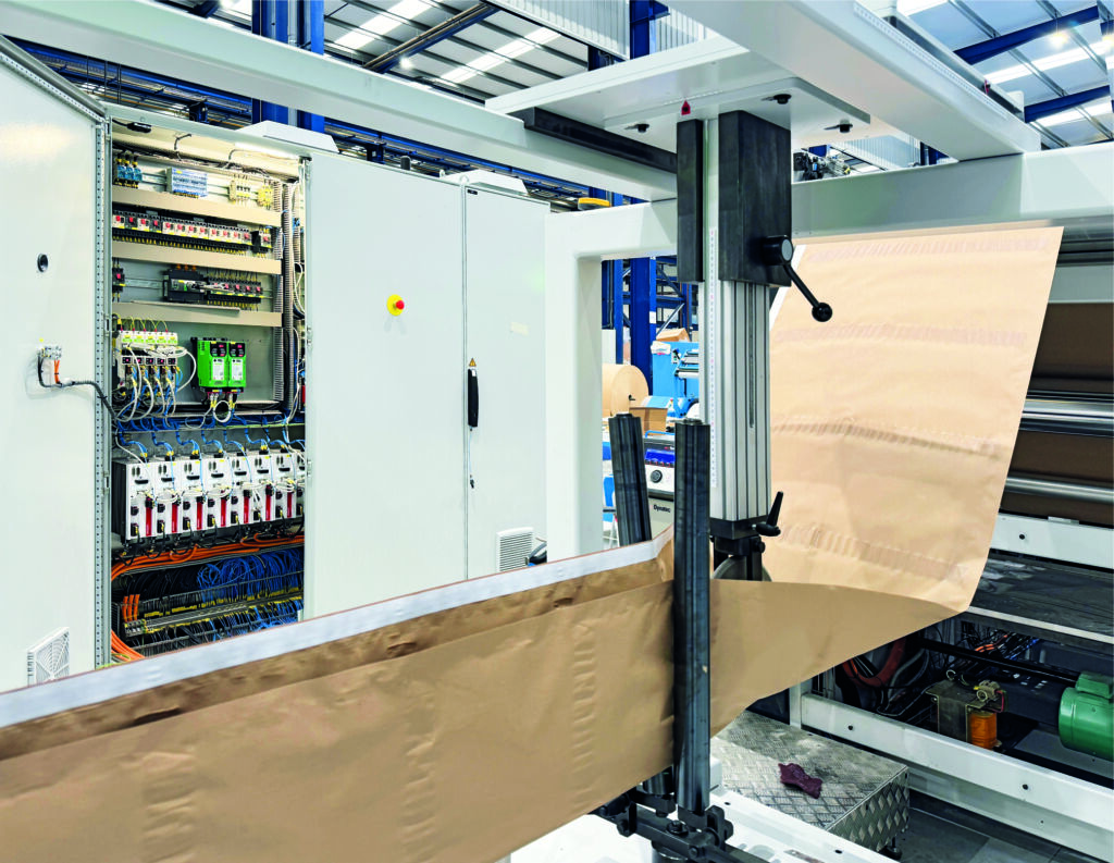 PC-based Control macht die anspruchsvolle Produktion von Versandtaschen effizienter 2 Die Herausforderung bei der Neuimplementierung der
Anlage war die Verarbeitung von mehrlagigem Papiermaterial zu Polsterumschlägen mit hoher Genauigkeit und Schnelligkeit.