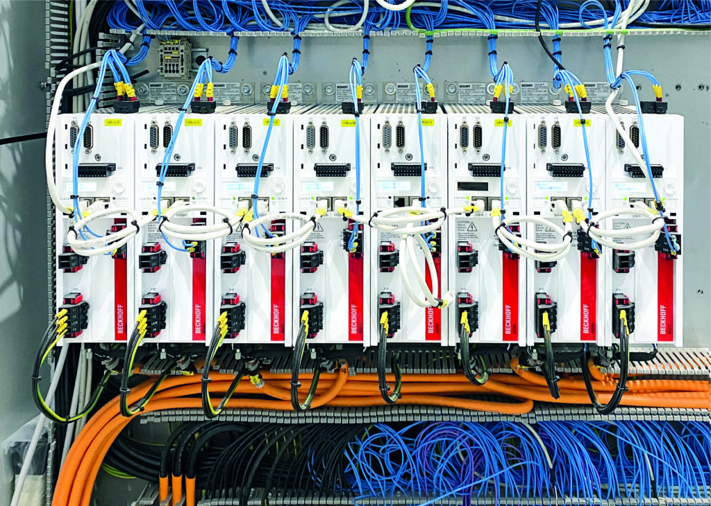 PC-based Control macht die anspruchsvolle Produktion von Versandtaschen effizienter 3 Mit einem Stromregeltakt von bis zu 62,5µs unterstützen
die Servoantriebe AX5000 die schnelle und exakte Synchronisierung aller Anlagenteile über die Echtzeitkommunikation mit Ethercat.