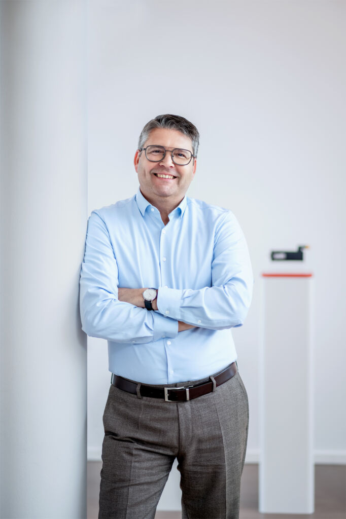 Welche Strategien gibt es zur Zwischenkreisnutzung? 2 Eine wichtige
Entwicklung sehe ich in der Kombination aus sinnvollem
Speichern und
Rückspeisung.
Andreas Golf,
Beckhoff AutomationEine wichtige
Entwicklung sehe ich in der Kombination aus sinnvollem
Speichern und
Rückspeisung.
Andreas Golf,
Beckhoff Automation