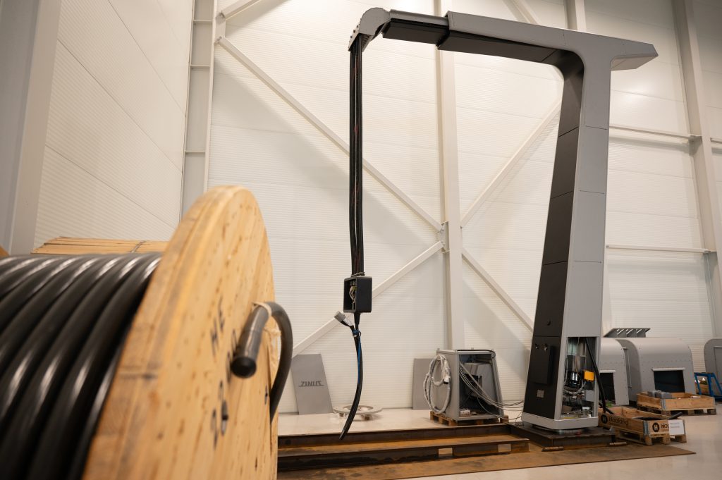 Landstrom für Schiffe: Mit Spezialkabel ganz fix automatisch verbunden 3 Besuch in Rubbestadneset - LAPP bei Zinus, Jan-Jaap-Boot, COO ZINUS