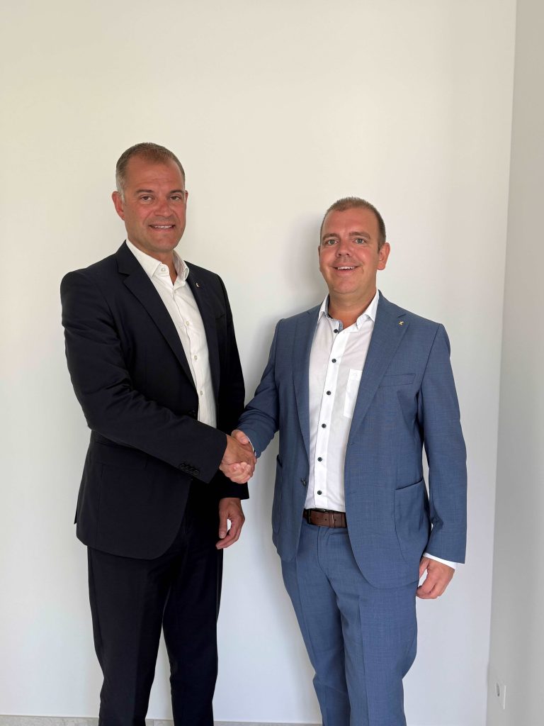 Ziehl-Abegg setzt Vorstand neu zusammen 1 Aufsichtsratsvorsitzender Dennis Ziehl (r.) gratuliert Joachim Ley als neuem Vorstandsvorsitzenden (CEO) von Ziehl-Abegg.