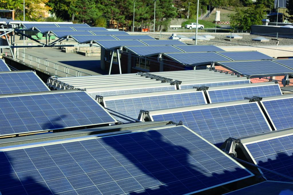 Der Sonne hinterher 1 Jede der insgesamt 53 Faltdachgruppen wird von einem Nord-Antrieb gesteuert und je nach Wetterlage ein- oder ausgefahren.