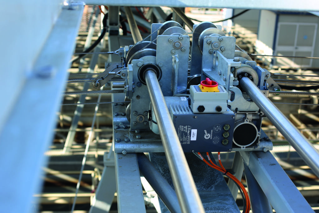 Der Sonne hinterher 2 Die Antriebseinheiten
sind auf dem Tragwerk
in einer geschützten Position montiert und können einzeln
angesteuert werden.