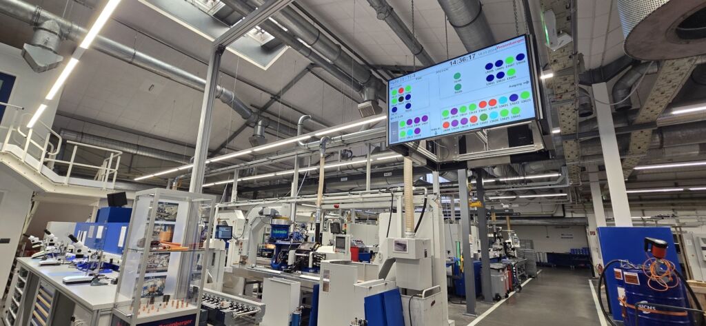 Maschinenüberwachung bei Rosenberger 1 Die regelmäßig aktualisierenden Dashboards ermöglichen jederzeit einen Überblick zum Status quo der laufenden Produktion.