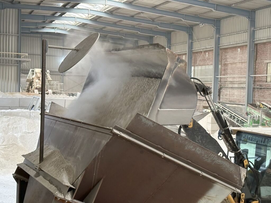 Von Bunkern bis Halden 1 Ein Radlader befüllt
Aufgabebunker, deren Füllstand mit dem Lidar-basierten OwlEye-System überwacht wird.