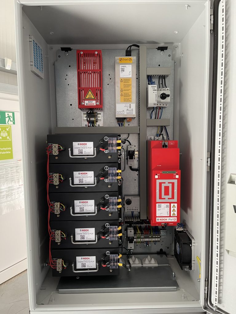  Bremsenergie l&auml;sst sich auch mit den aktiven Energiemenagement-Ger&auml;ten managen. Kunden k&ouml;nnen damit die Energieeffizienz ihrer Maschinen und Anlagen deutlich steigern, die Ausfallsicherheit erh&ouml;hen und Stillstandszeiten reduzieren. 