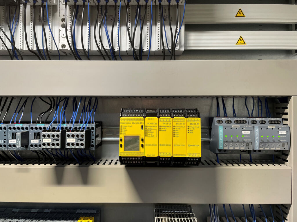 Mit smarter TechnIK zur Sicherheit 3 Die Sicherheitssteuerung Scx ermöglicht es, Maschinen sowie Anlagen umfassend abzusichern und bietet zudem eine einfache Programmierung und flexible Konfigurationsmöglichkeiten.