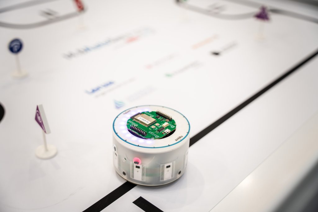 So lassen sich Machinendaten automatisiert erheben und nutzbar machen 1 Der Mini-Roboter AMiRo kann Werkstücke auf einem vorgegebenen Streckennetz autonom von einer Station zur nächsten bringen.