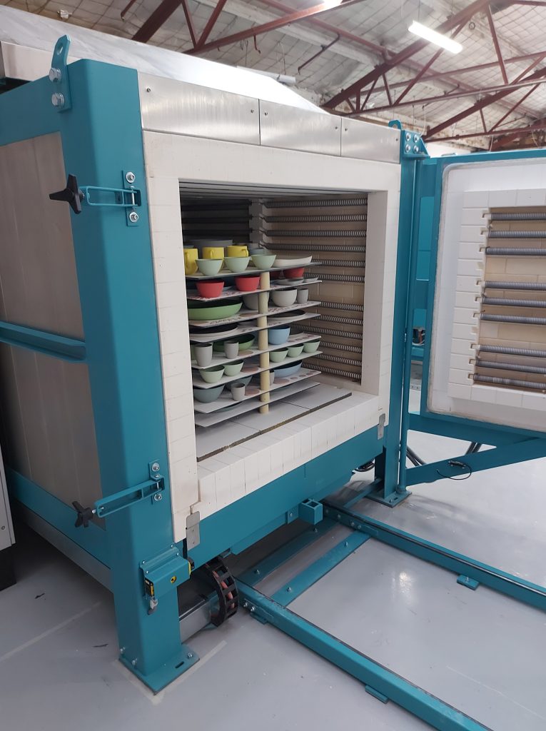 Jumo-Regeltechnik im Einsatz bei Brennöfen 1 Jedes Handarbeitsstück bei MUD wird im Herdwagenofen von Rohde gebrannt, der mit Jumo-Regeltechnik ausgestattet ist.