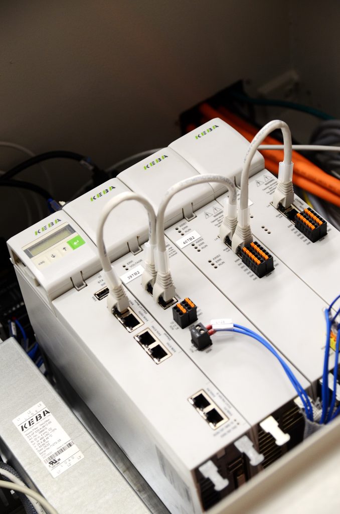 Mit KeMotion zu unkonvetionellen Kinematiken 2 KeMotion stellt hohe Leistung, Genauigkeit und Zuverlässigkeit sicher - selbst wenn 16 Roboter auf einer Steuerung laufen.