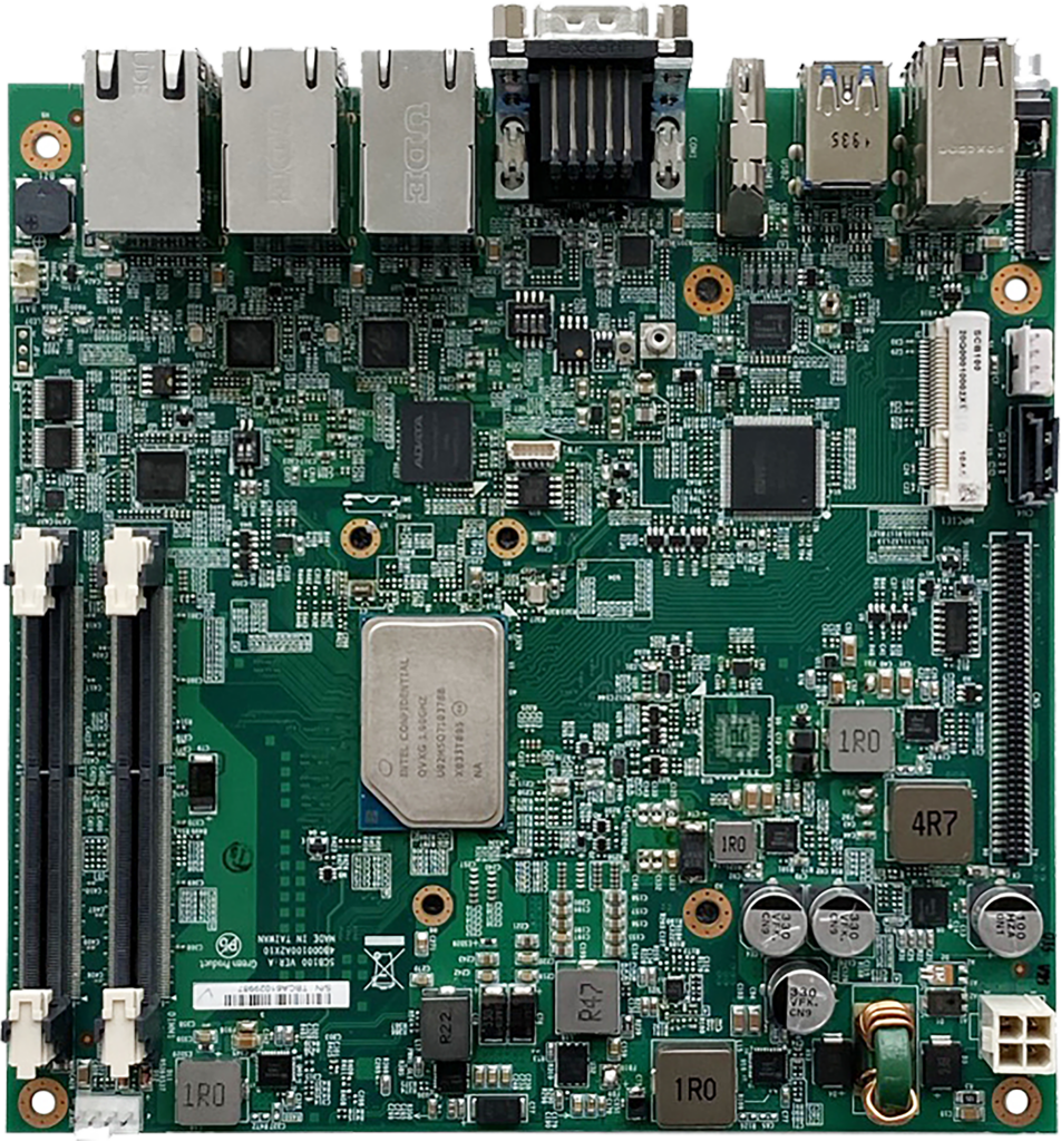 Vorzertifzierte Safety für Roboter 1 Das SCB100 mit in den Prozessor
integriertem Intel Safety Island überwacht sicherheitsrelevante
Anwendungen und meldet Fehler.