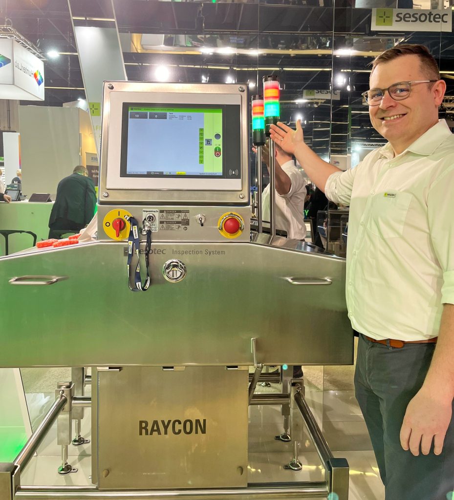 Zuverlässige Detektion in der Produktion 2 Johannes Süß erstellt bei Secotec u.a. Schaltpläne und Stücklisten, wählt passende E-Komponenten aus und setzt die Anforderungen um, die von Seiten der Kunden an das Unternehmen herangetragen werden. Er ist ebenfalls für Neuentwicklungen auf der Hardwareebene sowie die Weiterentwicklung der Geräte verantwortlich.