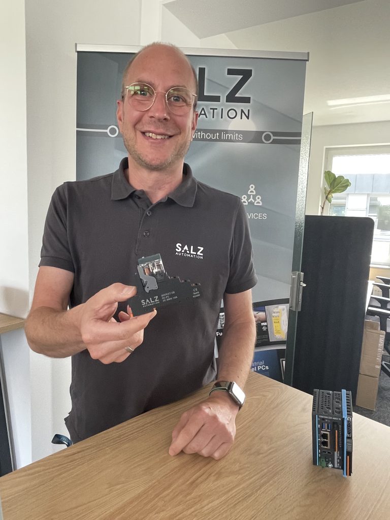  Thomas H&uuml;ttemeier mit dem UL-zertifizierten Industrierelais