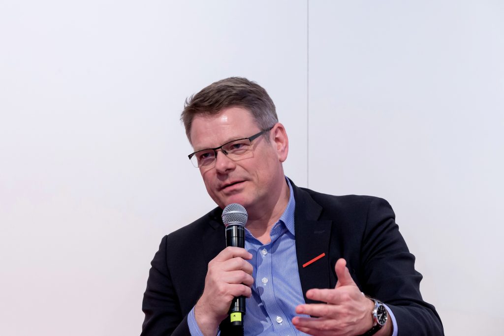 "Irrt&uuml;mlich wird der Begriff digitales 
Typenschild auch f&uuml;r den QR-Code, und dem darin enthaltenen eindeutigen 
Identifier verwendet."
Kai Garrels, 
Plattform Industrie 4.0"Irrt&uuml;mlich wird der Begriff digitales 
Typenschild auch f&uuml;r den QR-Code, und dem darin enthaltenen eindeutigen 
Identifier verwendet."
Kai Garrels, 
Plattform Industrie 4.0