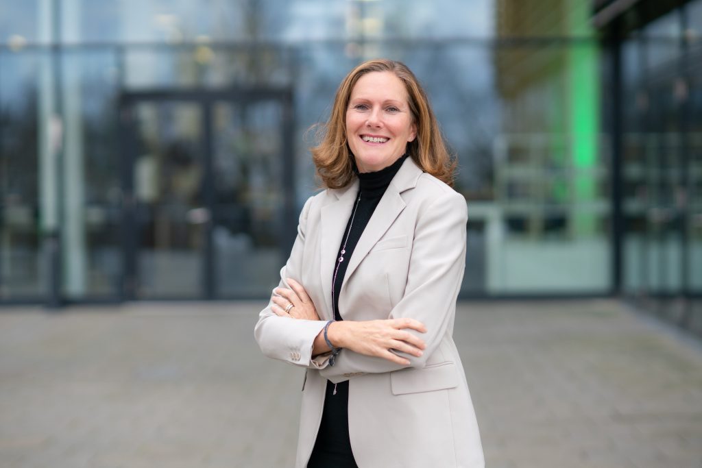 "Der erste Praxistest f&uuml;r den digitalen 
Produktpass wird die Einf&uuml;hrung des 
Batteriepasses sein, der ab Februar 2027 
erforderlich ist."
Christine Beck-Sablonski, 
Schneider Electric"Der erste Praxistest f&uuml;r den digitalen 
Produktpass wird die Einf&uuml;hrung des 
Batteriepasses sein, der ab Februar 2027 
erforderlich ist."
Christine Beck-Sablonski, 
Schneider Electric