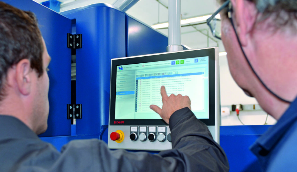 Kleine Klemme – großer Nutzen 1 Die mit Beckhoff-Technik automatisierte Sortieranlage wird über ein kundenspezifisches Multitouch-Control-Panel bedient.