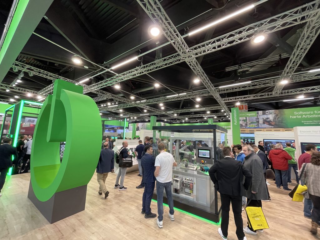 Abseits der Neuheiten 2 Anhand verschiedener Demos veranschaulichte Schneider Electric auf der SPS, wie sich eine moderne, effiziente Fertigung nachhaltig gestalten lässt.