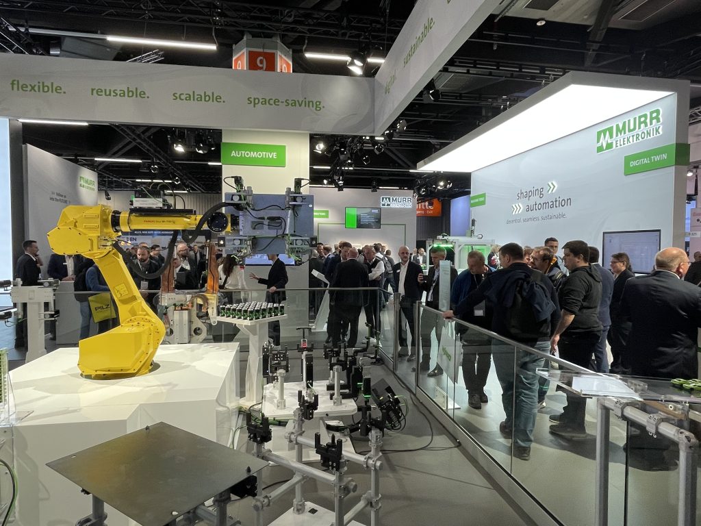 Abseits der Neuheiten 3 Anhand einer Schweiß-Demonstration aus dem Automobilbau veranschaulichte Murrelektronik auf der SPS 2024 die Vorteile von elektrischen Antrieben.