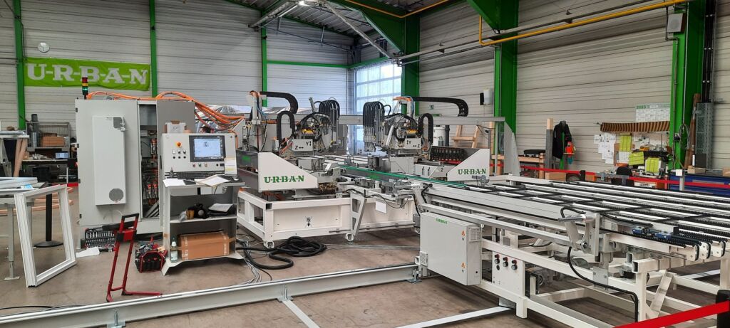  Urban produziert seine Fenster mit den eigenen Maschinen und Komponenten von Conta-Clip.