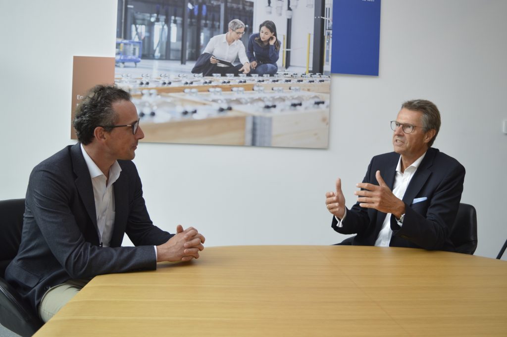 Zitat2: "Lenze hat fr&uuml;h einen Weg f&uuml;r mehr Funktionalit&auml;t in den einzelnen Achsen eingeschlagen. Das haben wir mit Nupano auf Systemebene verbunden und skaliert."
Christian Wendler, Lenze