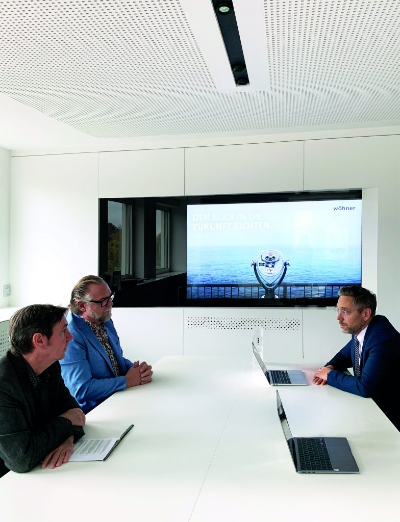 Mit Coopetition wettbewerbsfähig bleiben 1 Im Gespräch mit der
SPS-MAGAZIN-Redaktion
erläutert Wöhner-CEO
Philipp Steinberger (r),
wie er sein Unternehmen für
die Zukunft aufstellt.