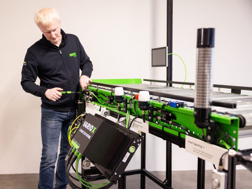 Dezentralisierung? Aber sicher! 2 Die ganze Dezentralisierungs-Erfahrung von Murrelektronik zeigt sich in Vario-X. Mit dieser ganzheitlichen Gesamtlösung integriert das Unternehmen nahtlos und herstellerunabhängig alle Peripherie-Geräte vom Sensor und Aktor bis zur Cloud.