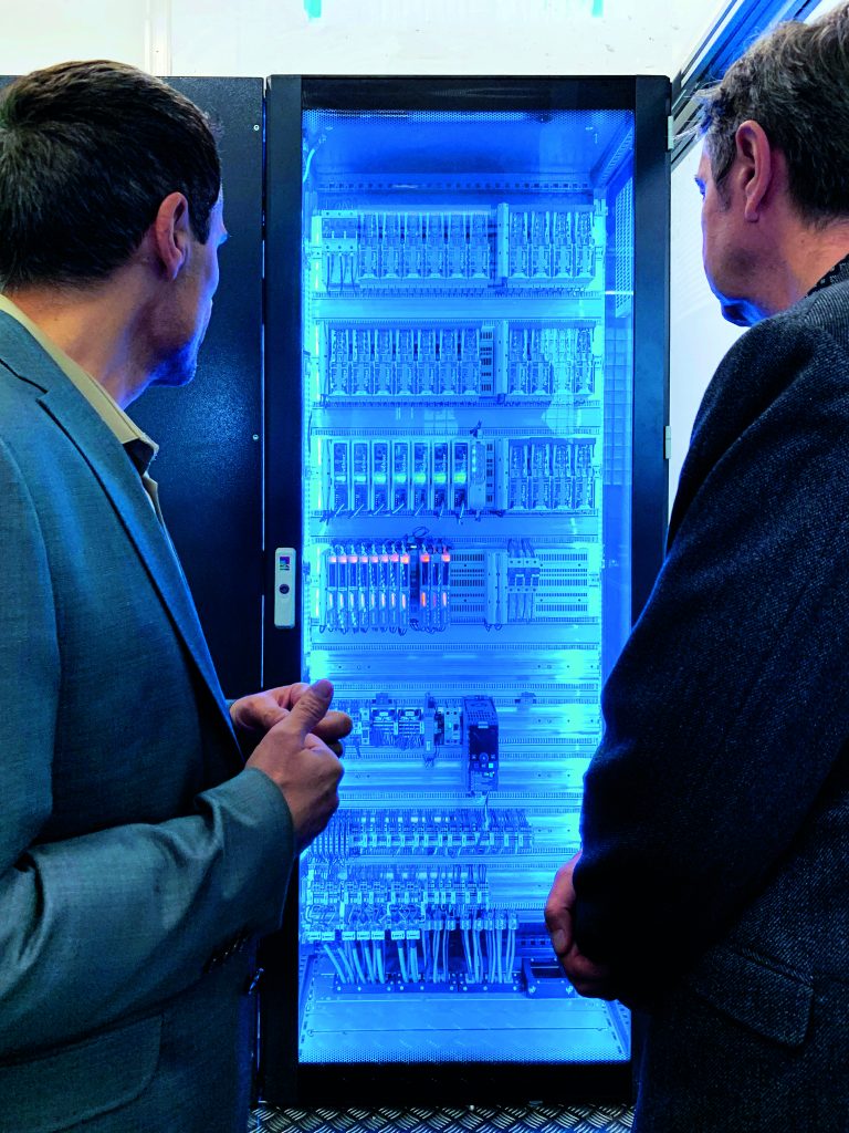 Mit Coopetition wettbewerbsfähig bleiben 2 Weil Schaltschränke zunehmend transparent werden, kommt dem Design in Verbindung mit Funktionalität mehr Bedeutung zu.