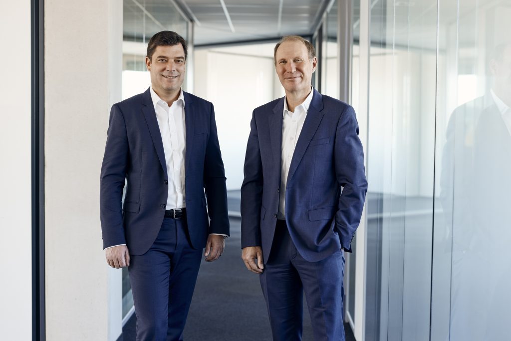 Rafi wird 125 Jahre alt 1 CFO Lothar Arnold und CEO Dr. Lothar Seybold (v.l.n.r.) bringen Rafi gemeinsam mit ca. 2.300 Mitarbeitenden weltweit, als Anbieter in den Kompetenzfeldern Human Machine Interface (HMI) und Electronic Engineering and Manufacturing Services (E2MS), voran.