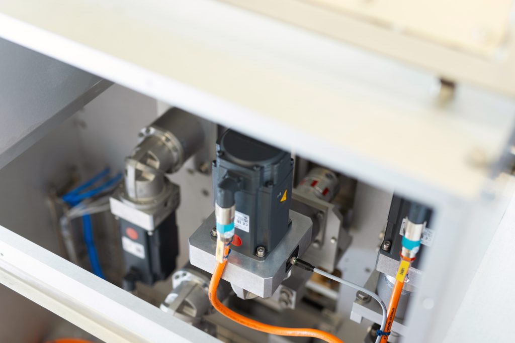 Verpackungsprozesse digital überwachen 3 Das Cynapse-Modul im Antrieb des Schneidmessers erfasst neben Temperaturwerten auch Vibrationen sowie Beschleunigungswerte.