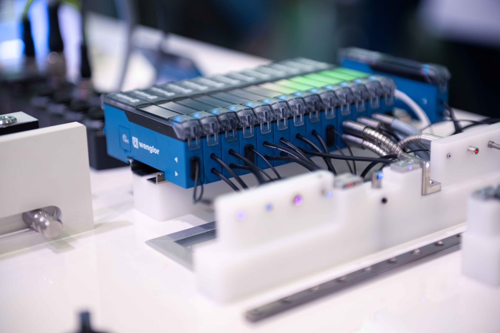 Think Pink! 1 Das Display und die NFC-Kommunikation erleichtern Konfiguration und Wartung des P1XD, während Funktionen wie der Pinklicht-Modus und die Multi-Unit-Technik die Reichweite und Flexibilität erhöhen.