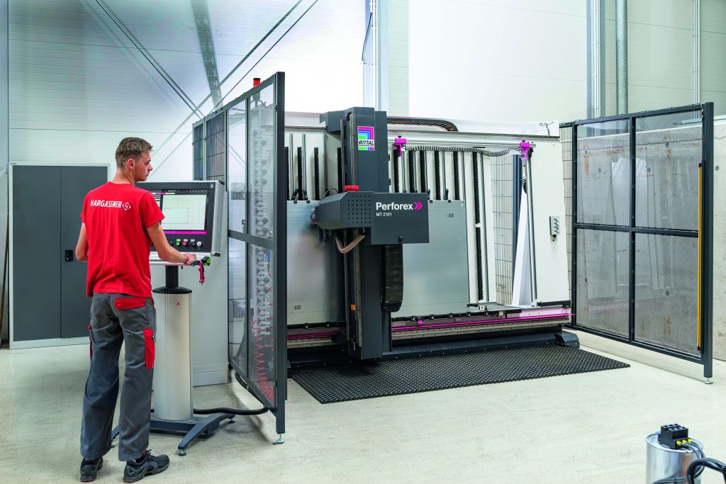 Gezündeter Automations-Turbo macht Hargassner wettbewerbsfähiger 2 Mit dem Bohr- und Fräszentrum
Perforex von Rittal lassen sich
Schaltschränke automatisiert bearbeiten.