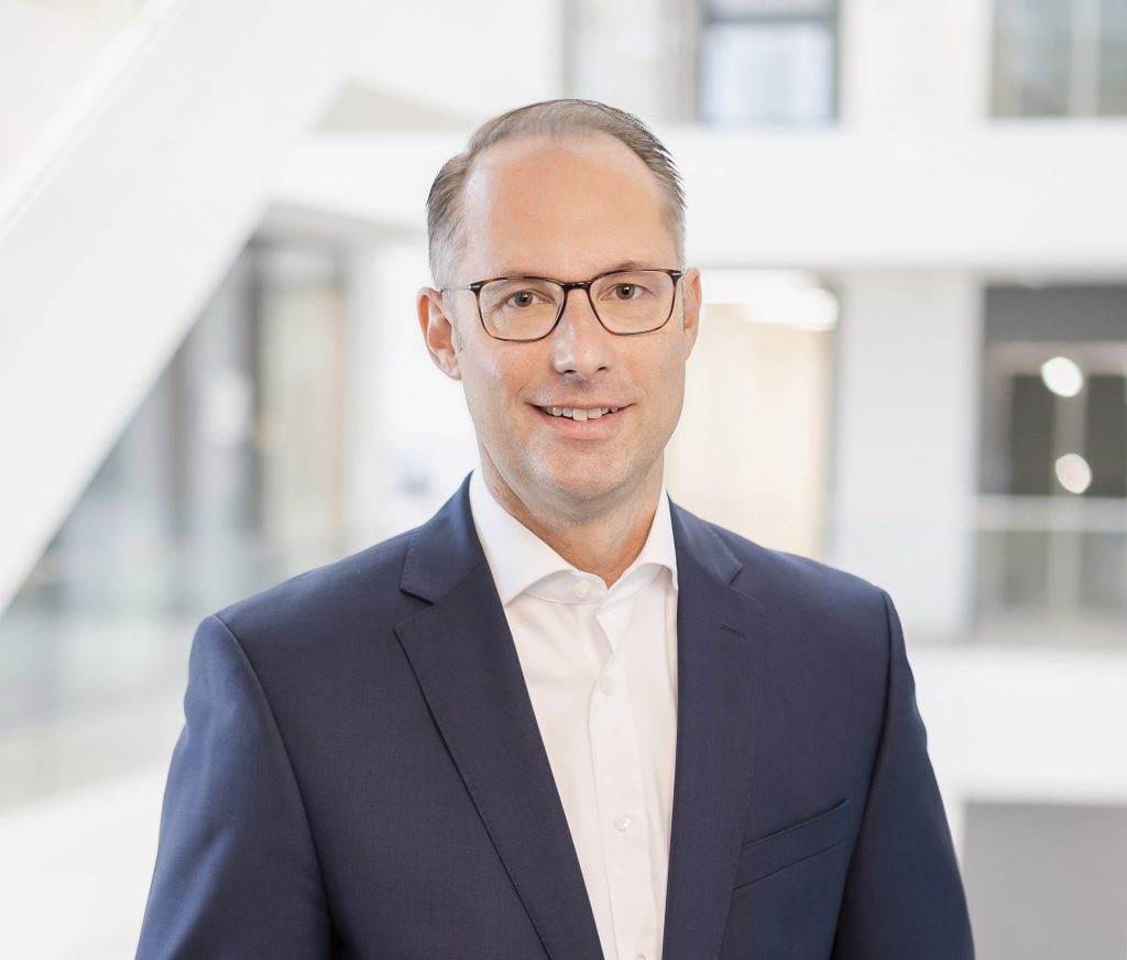 "Wir produzieren in drei Kontinenten und gehen daher davon aus, dass wir auf entsprechende Auswirkungen von potenziellen Zollschranken reagieren k&ouml;nnen."
Christian Wolf
Turck"Wir produzieren in drei Kontinenten und gehen daher davon aus, dass wir auf entsprechende Auswirkungen von potenziellen Zollschranken reagieren k&ouml;nnen."
Christian Wolf
Turck