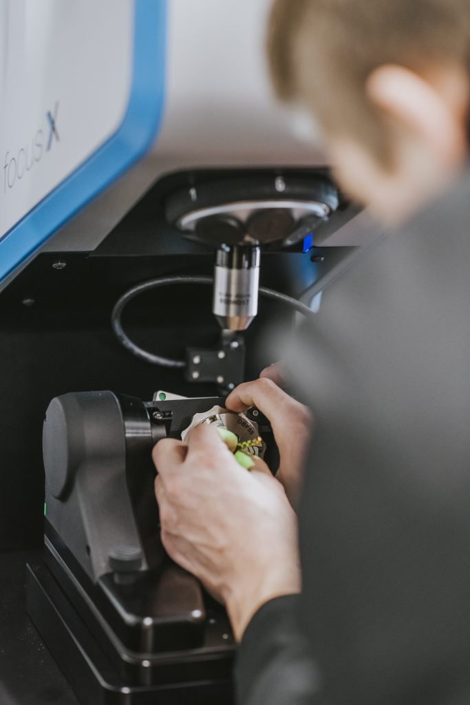 Industriegehäuse für empfindliche Messtechnik 1 FocusX auf 5 Achsen in der Produktion cdieSonne