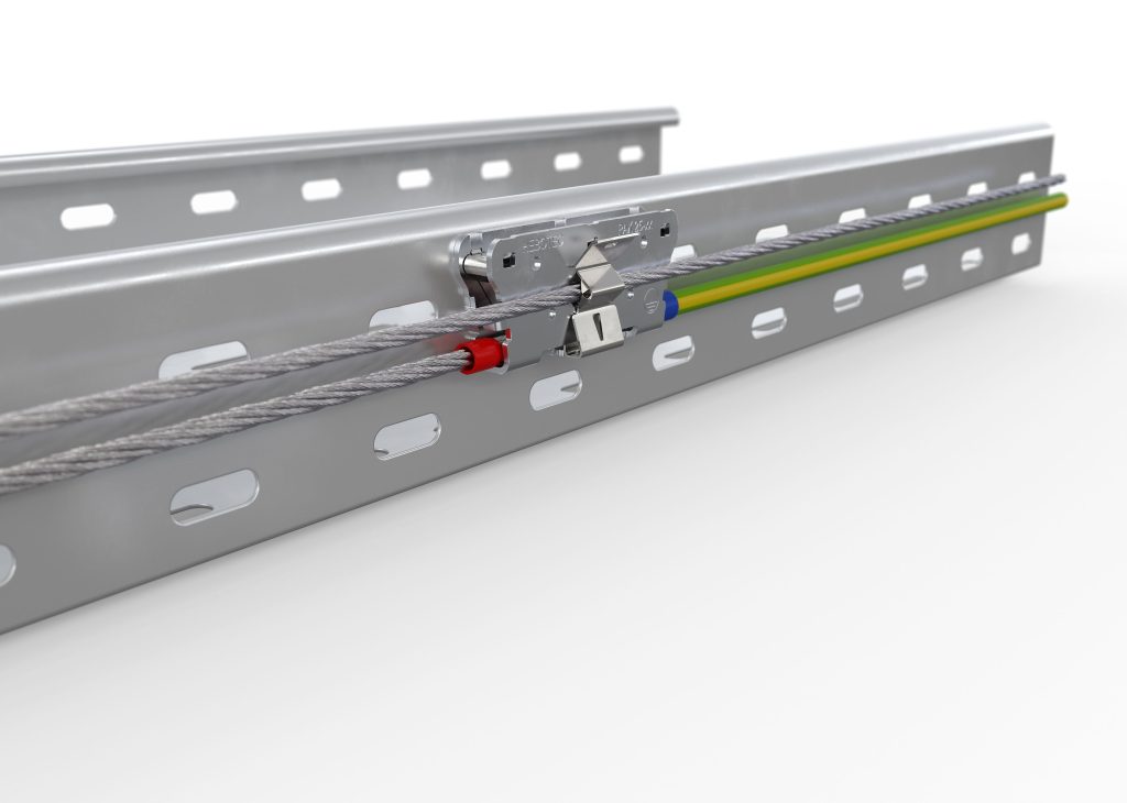 Verbraucher werkzeugfrei ans Leiterseil anbinden 1 Ist die PAK 25 einmal am Kanal angeschraubt, lassen sich Leiterseil und die jeweiligen Schutzleiter von Verbrauchern wie Schaltschränken und Bedienpulten werkzeuglos montieren.