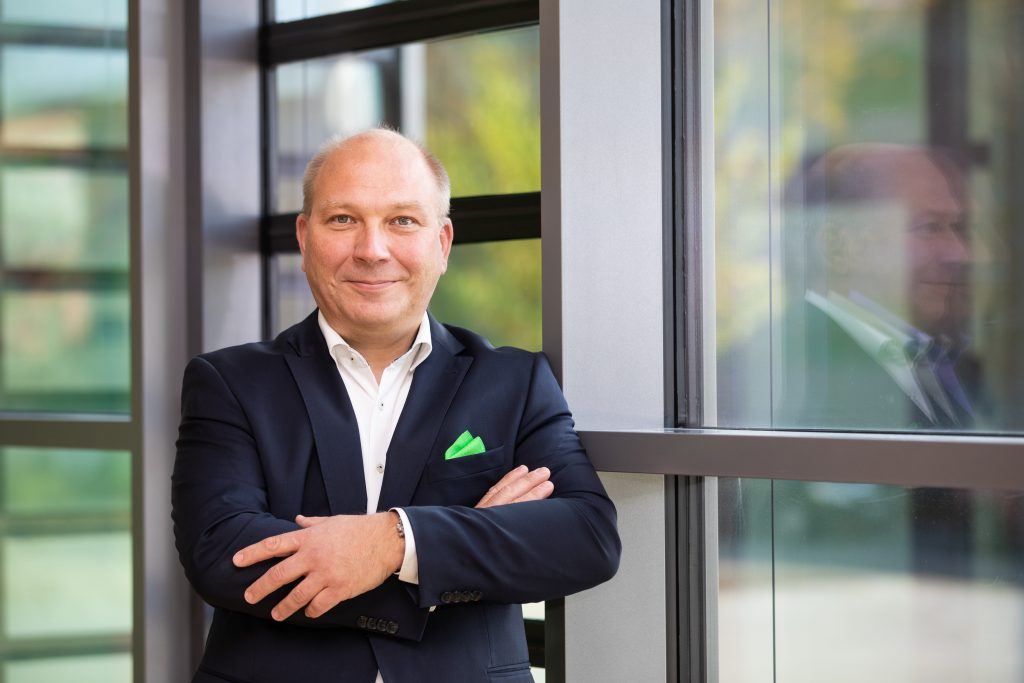 "Gerade in schwierigen Zeiten haben Unternehmen die Chance, mit spannenden, neuen L&ouml;sungen f&uuml;r entscheidende Wettbewerbsvorteile bei ihren Kunden zu sorgen und dadurch gegen den Branchentrend zu wachsen." Dr. Ulrich Viethen