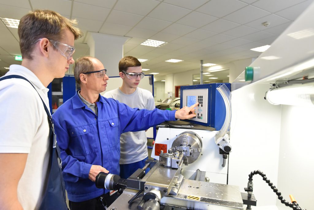 FuE-Aufwendungen im Maschinen- und Anlagenbau gestiegen 1 Azubis und Lehrer in der technischen Berufsausbildung stehen an