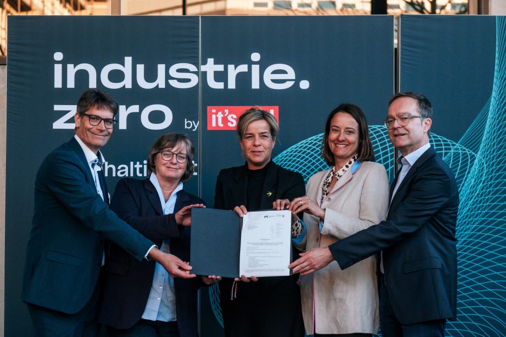 it's OWL startet nachhaltiges Projekt 1 Halten den Förderbescheid für das neue it's OWL Projekt GoProZero in den Händen (von links): Prof. Dr. René Fahr (Vizepräsident für Wissens- und Technologietransfer an der Universität Paderborn), Norika Creuzmann (Landtagsabgeordnete von Bündnis 90/Die Gr