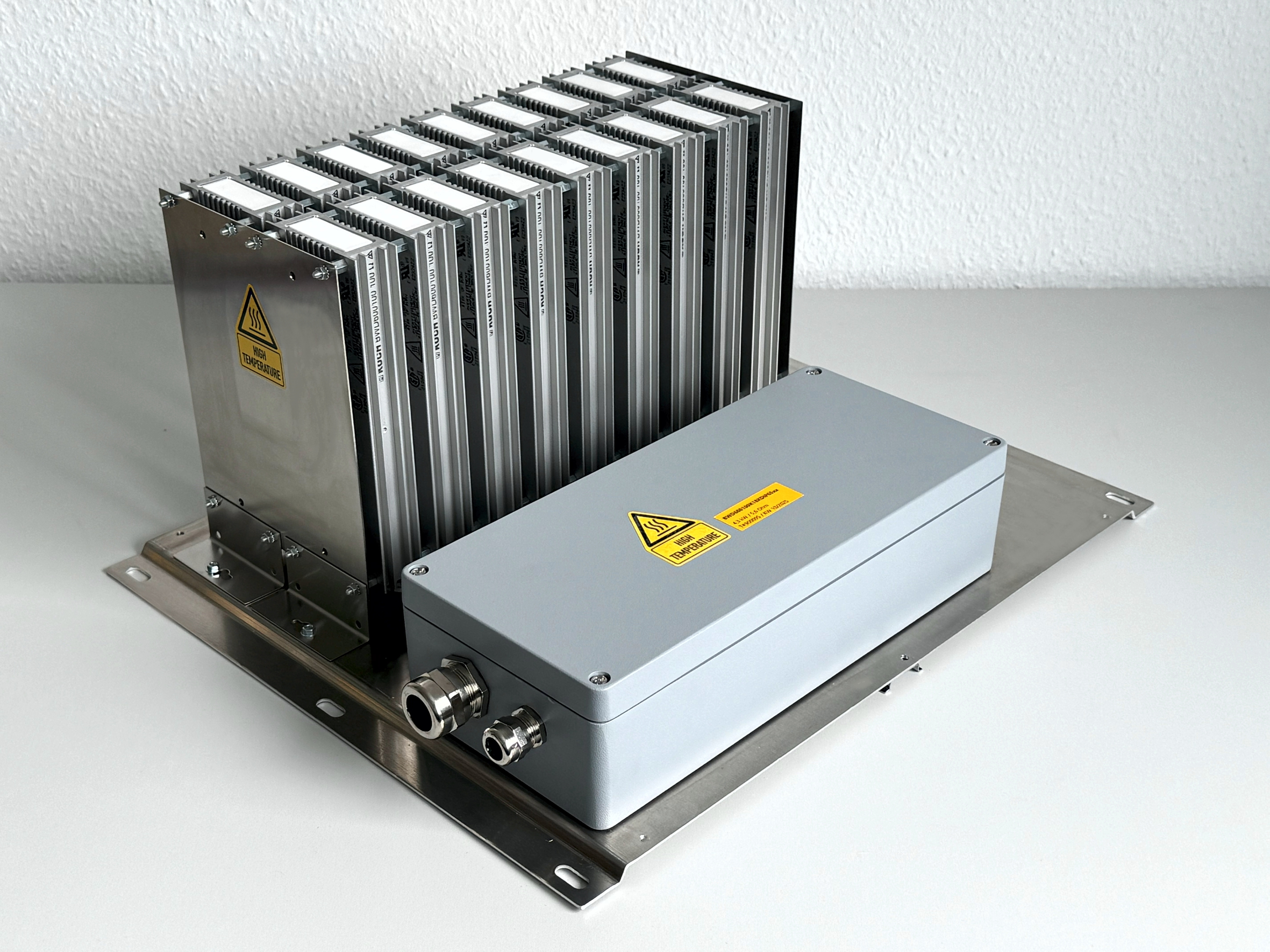 Auf den Schaltschrank montiert