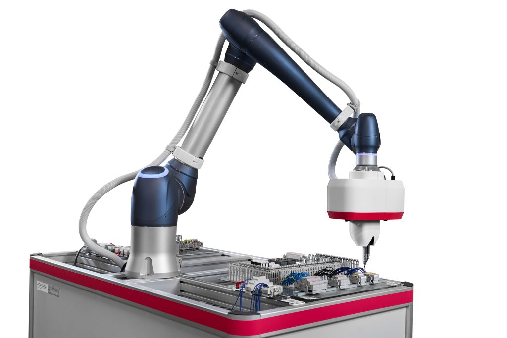 Richtung vollautomatische Verdrahtung im Schaltschrank ist eingeschlagen 1 RAS ROBOTER 014 AUFMACHER