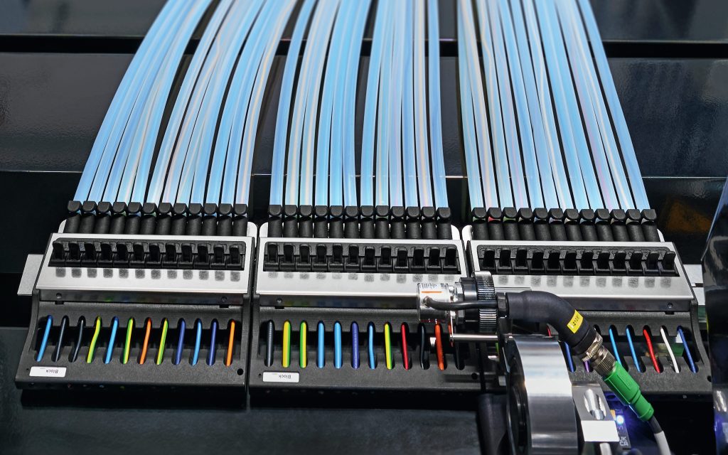 Richtung vollautomatische Verdrahtung im Schaltschrank ist eingeschlagen 2 Mit dem Wire Terminal WT C von Rittal wird der Fertigungsprozess der Drahtkonfektionierung bis zum zehnfachen beschleunigt.