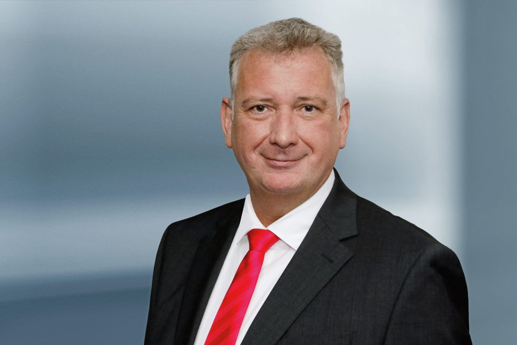 Richtung vollautomatische Verdrahtung im Schaltschrank ist eingeschlagen 3 "Es lohnt sich, beim Verdrahten zuerst zu automatisieren. Die möglichen Einsparungen sind enorm, nicht nur für die Großen der Branche. "
Jochen Trautmann, Geschäftsführer Rittal Automation Systems