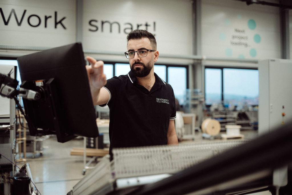 So machte Tobol seine Schaltschrankfertigung effizienter 1 Displays zeigen den aktuellen Stand in der Fertigung an, die Schaltschrankproduktion läuft papierlos und digital.